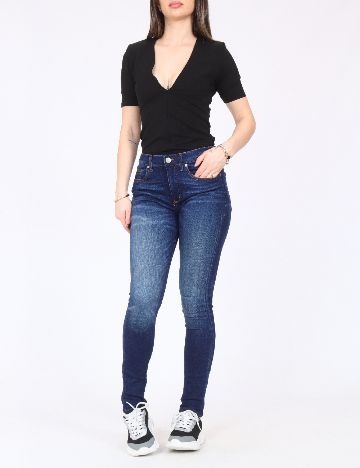 Body River Island, negru