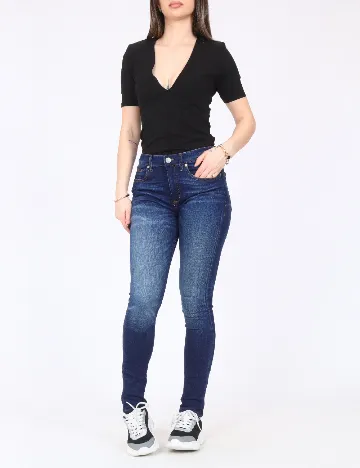 Body River Island, negru