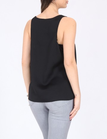 Maiou River Island, negru