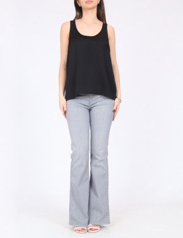 Maiou River Island, negru