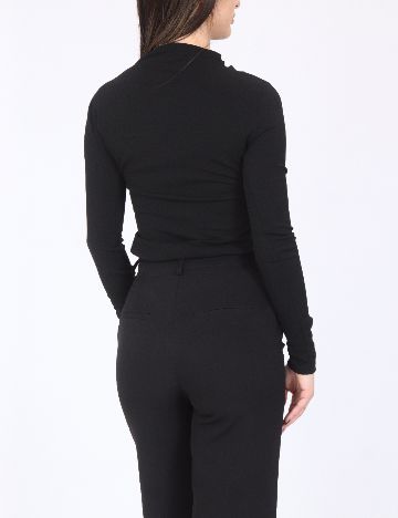 Body River Island, negru