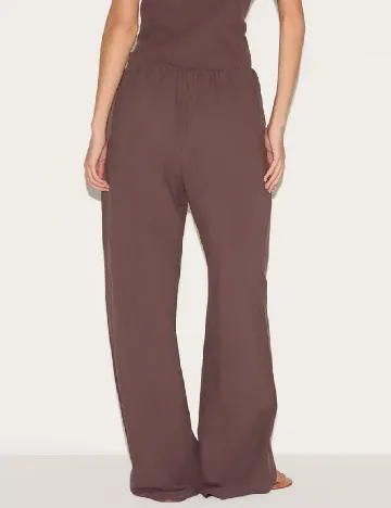 Pantaloni PrettyLittleThing, maro