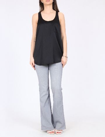 Maiou River Island, negru