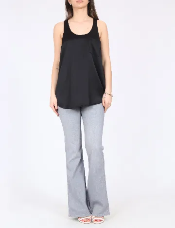 Maiou River Island, negru