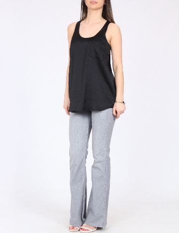 Maiou River Island, negru