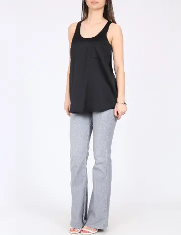 Maiou River Island, negru