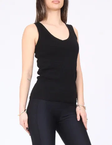 Maiou River Island, negru