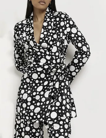 Sacou River Island, negru