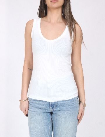 Maiou River Island, alb