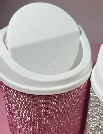 Cos de gunoi SHEIN, roz