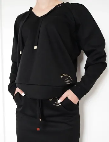 Fusta River Island, negru