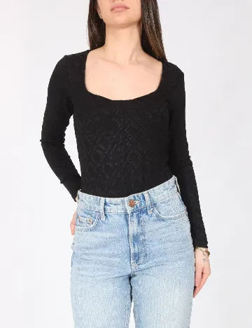 Body River Island, negru