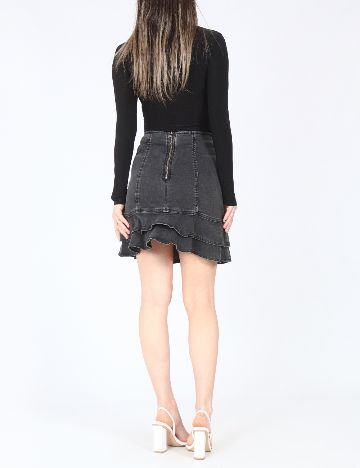 Fusta River Island, negru