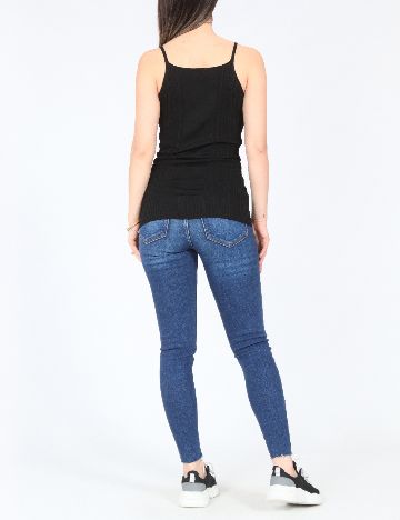 Maiou River Island, negru