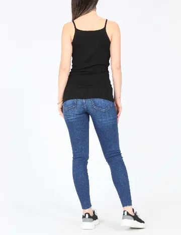 Maiou River Island, negru