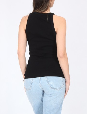 Maiou River Island, negru