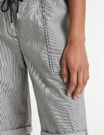 Pantaloni scurti Opus, gri