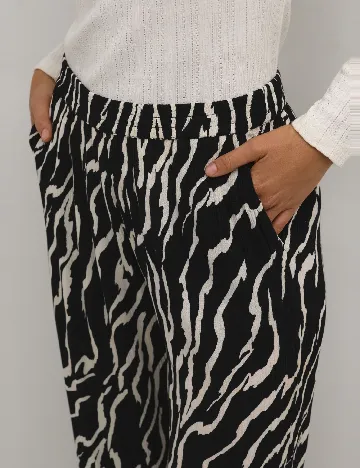 Pantaloni Kaffe, negru/alb