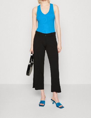 Maiou Jacqueline de Yong, albastru