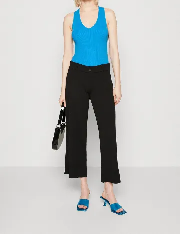 Maiou Jacqueline de Yong, albastru