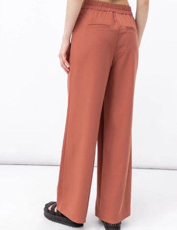 Pantaloni NA-KD, caramiziu