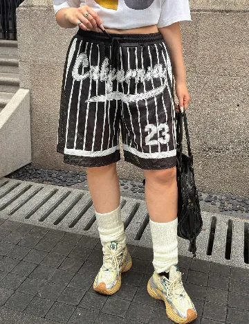 Pantaloni scurti SHEIN CURVE, negru/alb