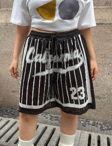 Pantaloni scurti SHEIN CURVE, negru/alb