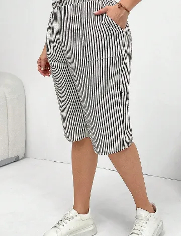 Pantaloni scurti SHEIN CURVE, negru/crem