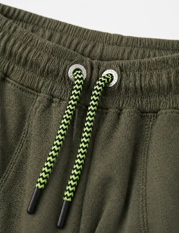 Pantaloni scurti Bershka, verde
