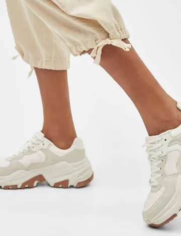 Pantaloni Bershka, crem