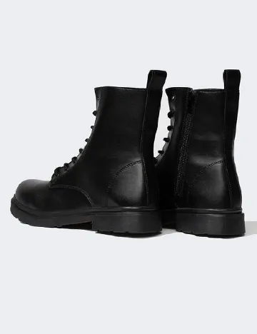 Ghete DeFacto, negru
