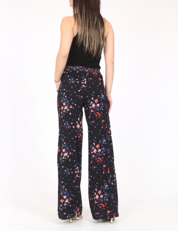 Pantaloni Bershka, negru floral