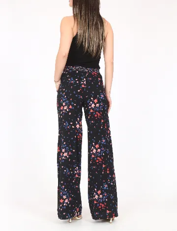 Pantaloni Bershka, negru floral