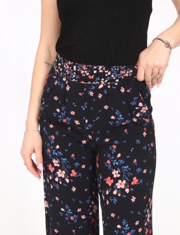 Pantaloni Bershka, negru floral