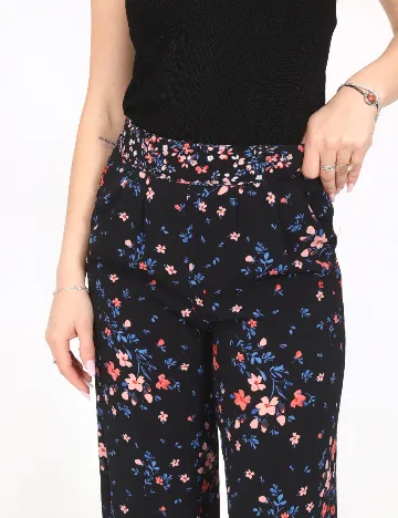 Pantaloni Bershka, negru floral