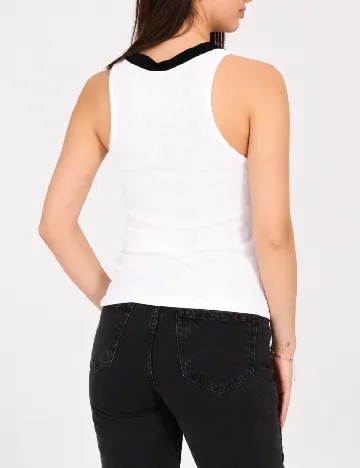 Maiou Zara, alb