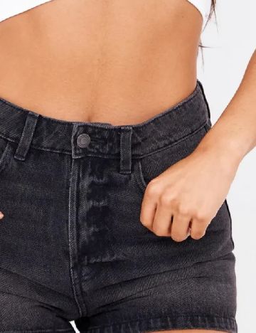 Pantaloni scurti PrettyLittleThing, negru