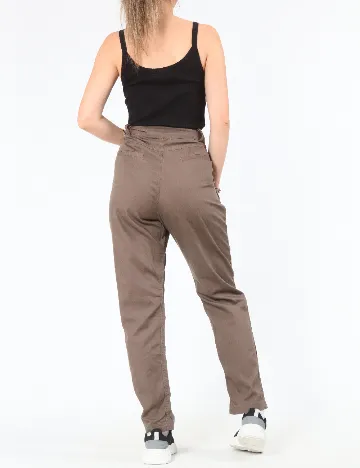 Pantaloni Bershka, maro