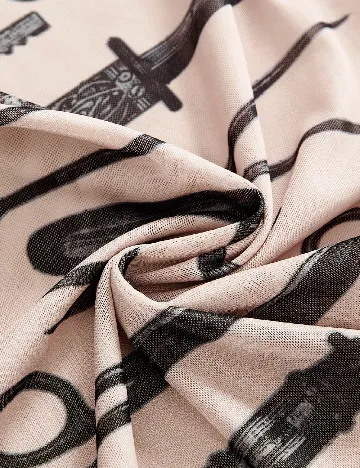 Maiou Romwe, crem/negru