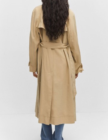 Trench Mango, maro