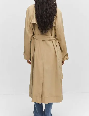 Trench Mango, maro