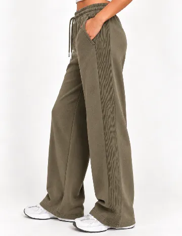 Pantaloni PrettyLittleThing, verde