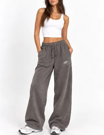 Pantaloni PrettyLittleThing, gri