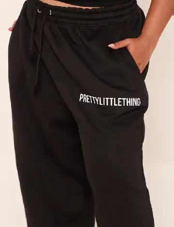 Pantaloni PrettyLittleThing Plus Size, negru