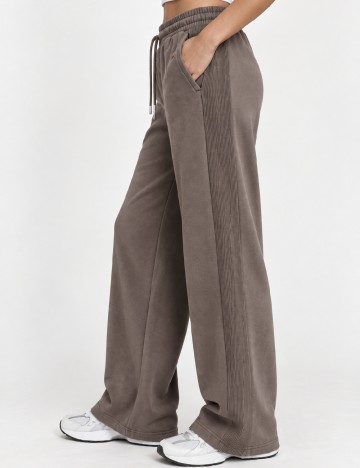 Pantaloni PrettyLittleThing, maro
