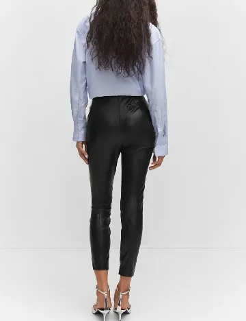 Pantaloni imitatie de piele Mango, negru