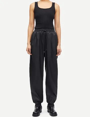 Pantaloni imitatie de piele Samsoe Samsoe, negru