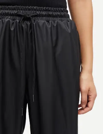 Pantaloni imitatie de piele Samsoe Samsoe, negru