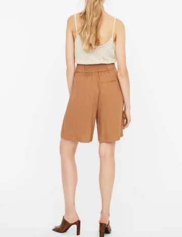 Pantaloni scurti Vero Moda, maro