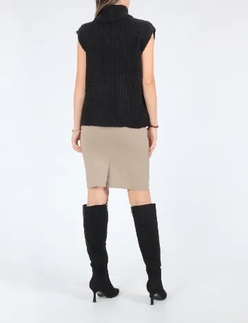Vesta Vila, negru Negru